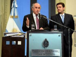 Oscar Parrilli, director de Inteligencia, informa que presentó la denuncia penal este lunes contra Stiuso y dos espías más. EFE / Presidencia de Argentina