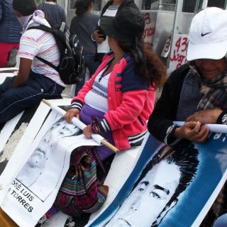 Padres de normalistas bajan la Bandera monumental en Iguala