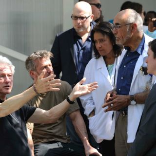 Sean Penn visita Haití junto a Bill Clinton