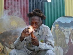 Ahora los rastafari pueden utilizar la mariguana con fines religiosos por primera vez en la isla caribeña. AP / D. McFadden