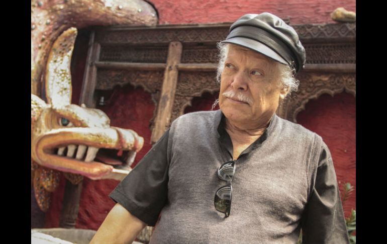 Javier Arévalo celebra la invitación de Gabriela Serrano para hacer un mural que conjuga el trabajo de artesanos tonaltecas. EL INFORMADOR / F. Atilano