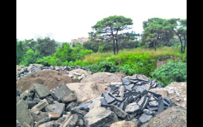 Escombro de diferentes obras en Zapopan fue a dar a espacios clandestino y al Bosque El Nixticuil. ESPECIAL /