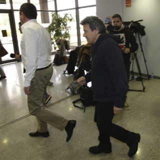 Alonso recibe la visita de su padre y el jefe de McLaren