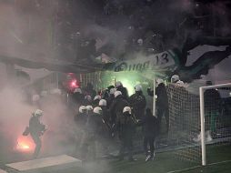 El lanzamiento de bengalas y objetos provocó enfrentamientos con la policía que incluso utilizó gases lacrimógenos contra aficionados. TWITTER / @olympiacos_org