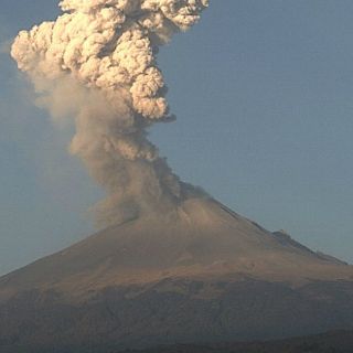 Cierran aeropuerto en Puebla por caída de ceniza