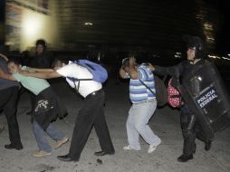 Inconformes magisteriales marcharon en Acapulco y posteriormente se enfrentaron con los elementos antimotines federales. AP / B. Hernández