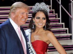 En la imagen, Trump luce muy sonriente junto a la belleza mexicana, a la que sujeta por la cintura. TWITTER / @RobSchneider