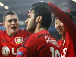 Hakan Calhanoglu (centro) es felicitado por su compañeros del Bayer Leverkusen tras su anotación en el minuto 57. AP / F. Augstein