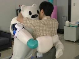 El robot está pensado para aliviar la carga de trabajo sobre el personal sanitario y mejorar la calidad de vida de los mayores. YOUTUBE / rikenchannel
