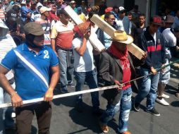 Los maestros acusan que fueron golpeados por policías federales. EFE / J. de la Cruz