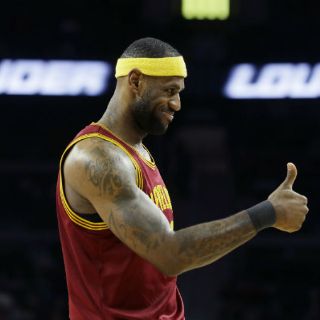 LeBron James rompe dos marcas más