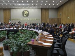 Las sillas vacías de los representantes del PAN, PRD, PT, MC, Morena, Encuentro Social y Partido Humanista evidencian crisis del INE. NTX / C. Pereda