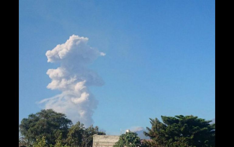 La emisión, de color gris, alcanza los tres mil metros con dirección al este. TWITTER / @PCJalisco