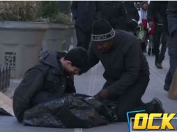 Por más de dos horas el joven pasó frío y nadie lo ayudó, hasta que un indigente se acercó a él. YOUTUBE / OckTV