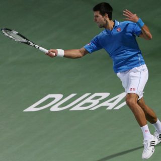 Djokovic va a semifinales por la vía rápida en Dubai