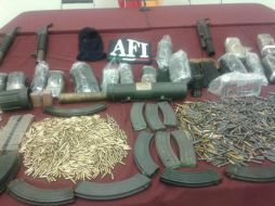 En el operativo aseguraron armas, equipo táctico, cargadores y vehículos. TWITTER / @FiscaliaJal