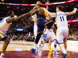 James también recuperó 11 rebotes al salir triunfante en el duelo contra Stephen Curry, rival en la puja por ser el MVP de la liga. AFP / J. Miller
