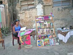 Comercio. Una vendedora de libros espera clientes en La Habana. AP /