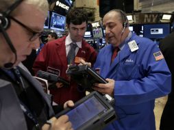 Los primeros movimientos de la jornada registran pérdidas moderadas en indicadores como Dow Jones, NYSE Composite y otros. AFP / R. Drew