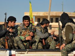 Milicianos de la YPG descansan tras pelea con el EI en el pueblo de Tal Hamis, al sureste de la ciudad Qameshli. AFP / D. Souleiman
