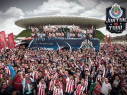 El Guadalajara posó para la imagen rojiblanca del Clausura 2015, donde aparecen sobre un camión, acompañados por sus seguidores. FACEBOOK / Chivas