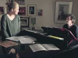 Eric Elmosnino, al piano, es el personaje que sirve como detonante en la historia de 'La familia Bélier'. ESPECIAL / Mars Distribution