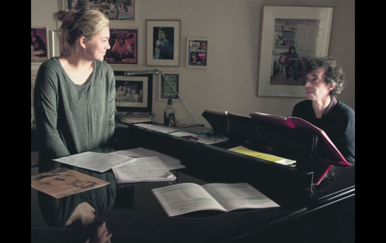 Eric Elmosnino, al piano, es el personaje que sirve como detonante en la historia de 'La familia Bélier'. ESPECIAL / Mars Distribution