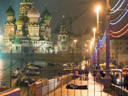 Boris Nemtsov es baleado la pasada medianoche cuando paseaba con una amiga por uno de los puentes sobre el río Moscova. AFP / D. Sereryakov