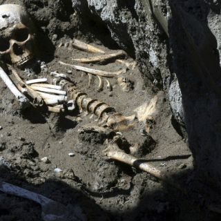 Encuentran antiguo cementerio bajo supermercado en París