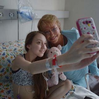 Michelle Bachelet visita a joven enferma que pedía eutanasia