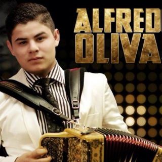 El cantante norteño Alfredo Olivas es baleado durante concierto