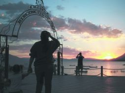El Sol se pone con el maravilloso malecón de Chapala como marco. EL INFORMADOR /
