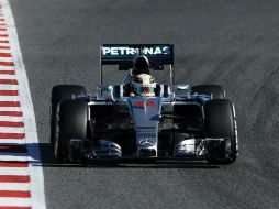 Lewis Hamilton conduce su Mercedes en el Circuito de Cataluña. AP / M. Fernández