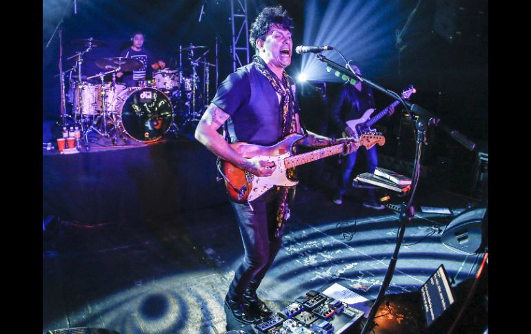 Durante más de horas, Saúl Hernández cumplió al pie de la letra el menú nostálgico que prometió. EL INFORMADOR / A. Hernández