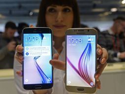 El nuevo Galaxy S6 (d.) y el S6 Edge son mostrados previo a la inauguración del Mobile World Congress de Barcelona. AP / M. Fernandez