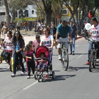 Familias pedalean en la Vía RecreActiva y pasean en su día