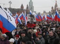 Una marea de banderas rusas fluyó desde donde se inició la marcha hasta el puente sobre el río Moscova donde Nemtsov fue atacado. EFE / S. Ilnitsky