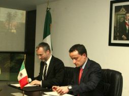Imagen de la firma de convenio entre el representante de Polonia y el titular de la Cofepris. TWITTER / @arriolamikel