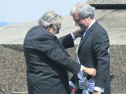 Plaza de la Independencia. Mujica entregó a su sucesor la banda presidencial, a los pies de la estatua de Artigas. EFE /