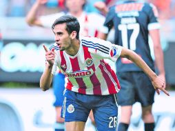 Con un testarazo, Raúl 'Dedos' López liquidó al conjunto de Rayados y afianzó una convincente victoria del Guadalajara en su casa. MEXSPORT /