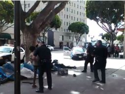 En la grabación se puede ver que el hombre se encontraba recostado en la calle sometido cuando recibe los disparos. FACEBOOK / Anthony Blackburn