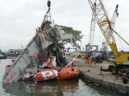 Durante la recuperación del fuselaje no se encontraron cuerpos, sólo huesos y objetos personales de pasajeros. AFP / A. Berry