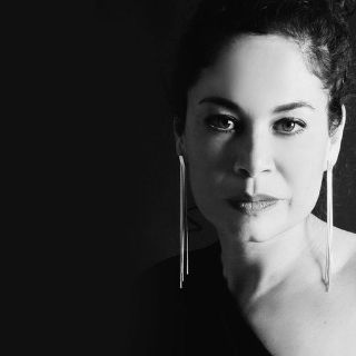 Azucena Evans y la carcajada Radio. Conduce junto al Güero Romo