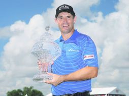 Festejo. Después de un largo tiempo, Padraig Harrington volvió a posar con un trofeo tras ganar ayer el Honda Classic. AFP / D. Cannon
