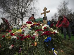 Miles de moscovitas de todas las edades hicieron cola para decir el último adiós al carismático político liberal con velas y flores. AP / I. Sekretarev