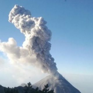 El Volcán de Colima emite cuatro exhalaciones esta mañana