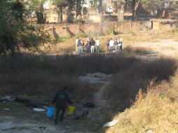 Los peritos forenses pidieron a los oficiales un par de cubetas de agua para apagar a los cuerpos aún en combustión. EL INFORMADOR /
