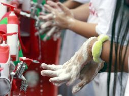Se recomienda lavarse correctamente las manos con agua y jabón antes de preparar y consumir los alimentos, como después de ir al baño. EFE / ARCHIVO