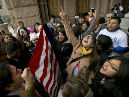 En 2036 habrá más hispanos elegibles para votar en Texas que anglosajones, según el informe. AP / ARCHIVO