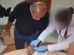 En el video se observa el momento en el que ''La Tuta'' plasma sus huellas en documentos. YOUTUBE / Michoacan libre Que Vive